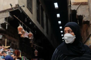 Một phụ nữ Ai Cập đeo khẩu trang, đi mua sắm tại một khu phố cổ ở thủ đô Cairo, Ai Cập. Ảnh: REUTERS​