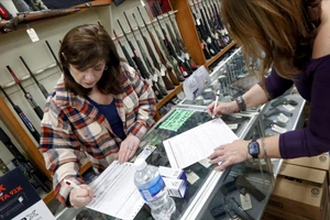 Dịch COVID-19: Súng là nhu yếu phẩm, vẫn được mở bán ở Mỹ