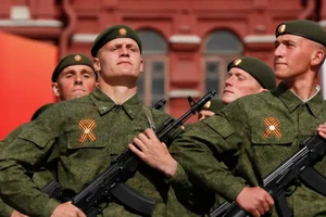 Thủy quân lục chiến Nga diễu hành tại khu vực Quảng trường Đỏ trong cuộc diễu binh Ngày Chiến thắng ở Moscow, Nga vào năm 2011. Ảnh: AP