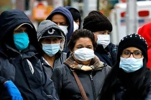 Người dân New York đeo khẩu trang khi ra đường. Ảnh: EPA