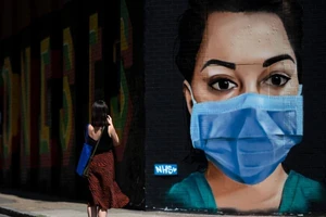 Chân dung một nữ bác sĩ được vẽ trên bức tường ở đường Brick Lane, thủ đô London (Anh) vào ngày 23- 4. Ảnh: GETTY IMAGES