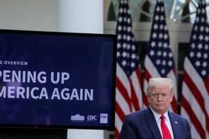 Tổng thống Mỹ Donald Trump phát biểu trong cuộc họp báo của đội đặc nhiệm chống COVID-19 ngày 27-4. Ảnh: AP