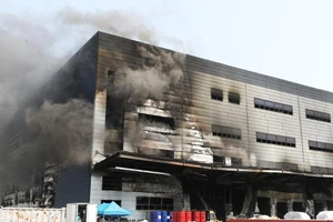 Khói đen bốc lên từ khu vực bị cháy của công trình đang xây dựng. Ảnh: YONHAP