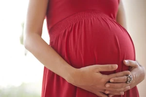 Việc thiếu các biện pháp tránh thai trong mùa dịch có thể sẽ khiến 7 triệu phụ nữ mang thai ngoài ý muốn. Ảnh: SHUTTER STOCK