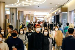 Người dân Hàn Quốc mang khẩu trang khi đến một trung tâm mua sắm ở Seoul vào ngày 30-4. Ảnh: REUTERS