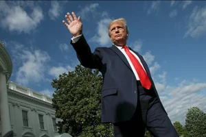 Tổng thống Trump điều chỉnh tăng dự báo số người chết vì COVID-19 ở Mỹ, nhưng tin tưởng vaccine ngừa sẽ có vào cuối năm nay. Ảnh: REUTERS