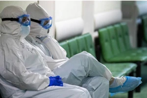 Bác sĩ Shulepov và đồng nghiệp đã quay video vào ngày 22-4 phàn nàn rằng ông bị buộc phải tiếp tục làm việc, dù đã được xác nhận mắc COVID-19. Ảnh: TASS 