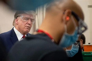 Ông Trump không mang khẩu trang trong chuyến thăm nhà máy sản xuất khẩu trang Honeywell ở TP Phoenix, bang Arizona. Ảnh: CNBC