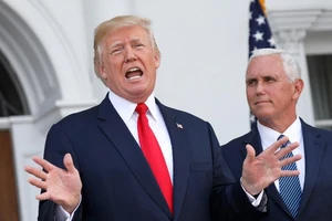 Tổng thống Trump (trái) cho biết sẽ hạn chế tiếp xúc với Phó Tổng thống Pence (phải). Ảnh: REUTERS