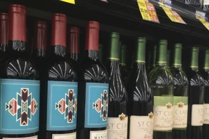 Một quầy rượu trong một cửa hàng ở Mexico. Ảnh: AP​