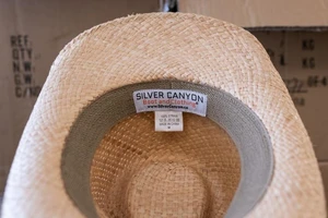 Một chiếc nón cao bồi có dòng chữ "Made in China" (sản xuất tại Trung Quốc) được bán tại một cửa hàng ở thành phố Seattle, bang Washington, Mỹ. Ảnh: BLOOMBERG