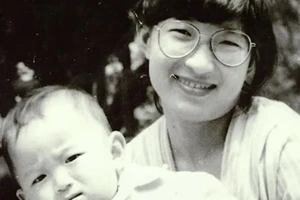 Bà Li Jingzhi cùng với con trai Mao Yin trong một bức ảnh cũ. Ảnh: SCMP