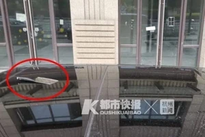 Cây dao rơi ra ngoài cửa sổ trúng vào trần xe Land Rover. Ảnh: SHANGHAIIST