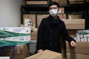 Hoàng Chi Phong chụp hình với lô khẩu trang trước khi một thành viên trong đảng bị bắt vì vi phạm vấn đề nhãn mác. Ảnh chụp màn hình báo SCMP