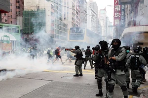 Cảnh sát Hong Kong bắn đạn hơi cay tại khu vực có nhiều người biểu tình phản đối dự luật an ninh quốc gia ngày 24-5. Ảnh chụp màn hình SCMP