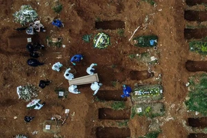 Một nạn nhân COVID-19 đang được chôn cất tại Nghĩa trang Vila Formosa, nằm ở ngoại ô TP Sao Paulo, Brazil. Ảnh: AFP