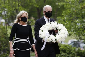 Ông Joe Biden và phu nhân Jill Biden xuất hiện tại đài tưởng niệm cựu binh vào ngày tưởng niệm. Ảnh: AP