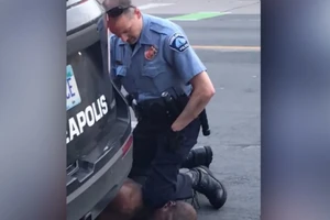 Hình ảnh cắt từ video cho thấy sĩ quan Derek Chauvin đè lên cổ ông George Floyd. Ảnh cắt từ video