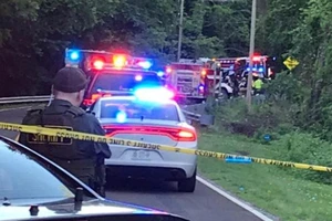 Cảnh sát nhanh chóng có mặt tại hiện trường vụ tai nạn. Ảnh: CNN