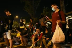 Người dân Malaysia chờ ở biên giới tranh thủ qua Singapore trước khi Lệnh kiểm soát di chuyển của Malaysia có hiệu lực. Ảnh: CNA