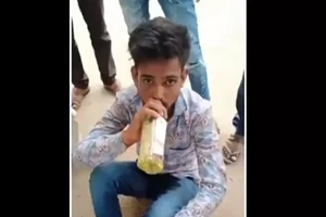 Ảnh cắt từ video cho thấy Sirohi đang bị ép uống nước tiểu. Video: DR SANGEETA PRANVENDRA/TWITTER/SPUTNIK