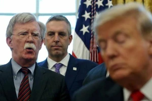 Cố vấn an ninh quốc gia Mỹ John Bolton (trái) trong thời gian còn làm việc dưới quyền Tổng thống Donald Trump (phải). Ảnh: REUTERS