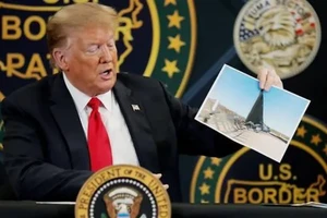 Tổng thống Trump tại buổi gặp gỡ người dân ở bang Arizona. Ảnh: REUTERS