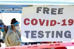 Điểm xét nghiệm COVID-19 miễn phí ở TP Denver, bang Colorado, Mỹ. Ảnh: REUTERS