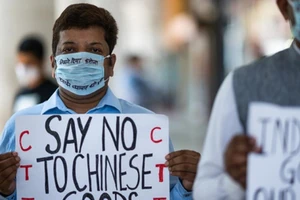 Người Ấn Độ cầm biểu ngữ “Nói không với hàng Trung Quốc” tại chợ ở thủ đô New Delhi ngày 17-6. Ảnh: AFP