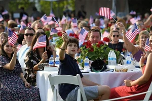 Nhiều người tham dự sự kiện mừng Quốc khánh tại bãi cỏ phía nam Nhà Trắng không mang khẩu trang và không tuân thủ giãn cách xã hội. Ảnh: AP