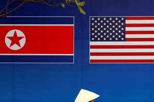 Hai lá cờ Mỹ và Triều Tiên được treo tại một con đường ở Hà Nội trong đợt hội nghị thượng đỉnh Mỹ-Triều năm 2019. Ảnh: REUTERS