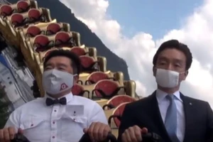 Hai giám đốc điều hành công viên trải nghiệm tàu lượn siêu tốc với khuôn mặt nghiêm túc. Ảnh: SCREENSHOT/FUJI-Q HIGHLAND/BBC