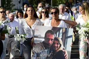 Bà Veronique Monguillot, vợ của ông Monguillot cùng con gái Marie diễu hành trên đường phố Bayonne để tưởng nhớ ông Monguillot. Ảnh: EPA/DAILY MAIL