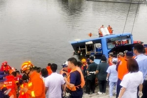 Chiếc xe buýt được trục vớt lên bờ hôm 7-7 ở thành phố An Thuận, tỉnh Quý Châu, Trung Quốc. Ảnh: WEIBO/ASIAONE