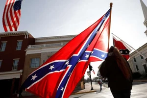 Một người ủng hộ cầm cờ liên minh miền Nam trong một ngày lễ. Ảnh: REUTERS/CNBC