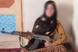 Hình ảnh Gul cầm khẩu súng lan tràn trên mạng xã hội gần đây. Ảnh: BBC