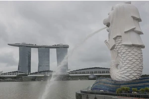 Marina Bay Sands nằm đối diện biểu tượng sư tử của Singapore. Ảnh: EEP/SCMP