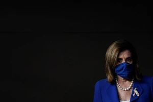 Chủ tịch Hạ viện Nancy Pelosi tuyên bố rằng các thành viên và nhân viên Hạ viện phải đeo khẩu trang. Ảnh: DREW ANGERER/GETTY IMAGE/CNN