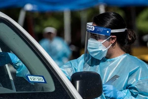 Y tá đang lấy mẫu xét nghiệm tại một điểm xét nghiệm nhanh COVID-19 ở TP El Paso, bang Texas, Mỹ. Ảnh: CENGIZ YAR/GETTY IMAGE/ CNN