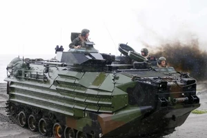 Xe đổ bộ tấn công của Mỹ tham gia một cuộc tập trận. Ảnh: AP