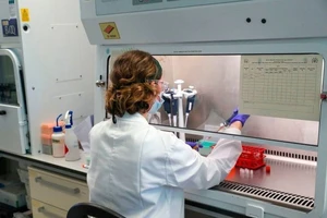 Một nhà khoa học làm việc trong phòng thí nghiệm vaccine tại Bệnh viện Churchill ở Oxford, Anh. Ảnh: AFP/GETTY/ NATINAL PUBLIC RADIO