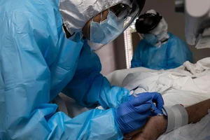 Một bác sĩ đang điều trị cho một bệnh nhân COVID-19 ở một bệnh viện tại TP Houston, bang Texas, Mỹ. Ảnh: NAKAMURA/GETTY/CNN