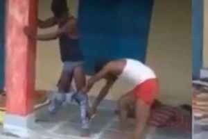 Anh Kumar đứng yên bảy tiếng liền để tránh bị rắn cắn. Ảnh cắt từ video TWITTER/INDIANEXPRESS