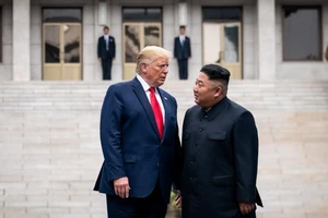 Tổng thống Mỹ Donald Trump và nhà lãnh đạo Triều Tiên Kim Jong-un gặp nhau tại Hàn Quốc vào tháng 6 -2019. Ảnh: THE NEW YORK TIMES