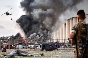Trực thăng gấp rút chữa cháy sau vụ nổ ở Beirut (Lebanon) ngày 4-8. Ảnh: STR/AFP/GETTY/CNN