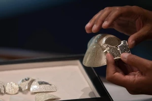 Những mảnh nhỏ của chiếc khẩu trang 1,5 triệu USD. Ảnh: AP