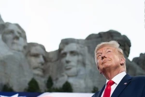 Ông Trump đứng trước núi Rushmore hôm 4-7 nhân lễ kỷ niệm Quốc khánh Mỹ. Ảnh:AFP/CNN