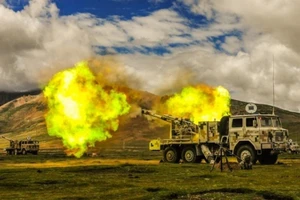 Ngọn lửa bắn ra từ một khẩu lựu pháo của PLA trong một cuộc tập trận ở Himalayas vào cuối tháng trước. Ảnh: Handout/SCMP
