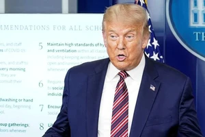 Tổng thống Mỹ Donald Trump phát biểu tại cuộc họp báo về đại dịch COVID-19 tại Nhà Trắng hôm 12-8. Ảnh: KEVIN LAMARQUE/REUTERS/RT