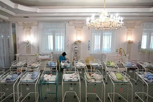 Những đứa trẻ sơ sinh bị kẹt ở một khách sạn thủ đô Kiev, Ukraine vì bố mẹ chúng không thể đến nhận con do hạn chế đi lại thời đại dịch. Ảnh: AFP/GETTY/NEW YORK TIMES